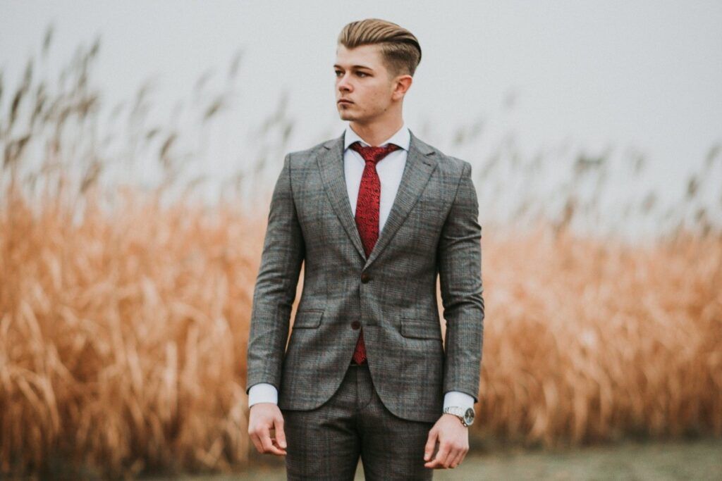 Gorący trend w modzie męskiej – garnitur w kratę! Czy będzie dobrym wyborem na ślub i wesele? 🧥