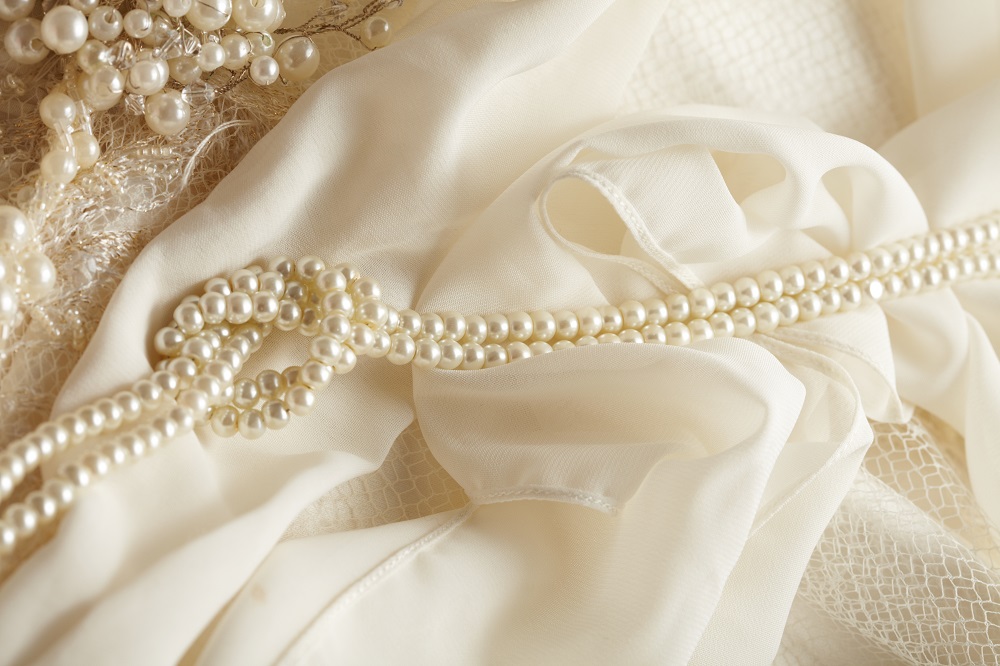 Materiał na suknię ślubną - suknia ślubna z mikado i perły