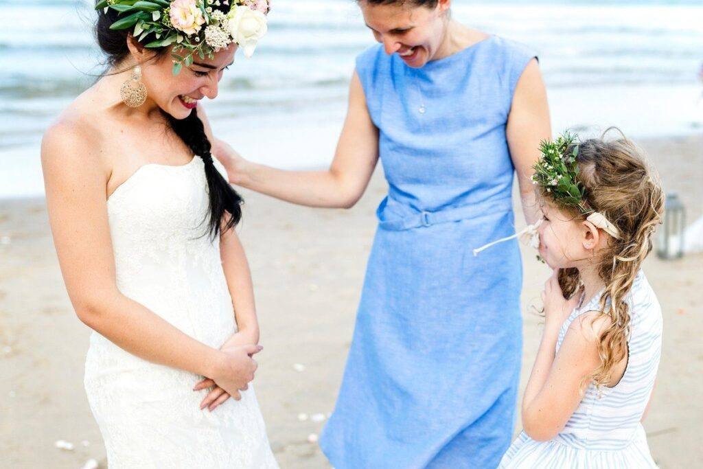 Sukienka na wesele dla mamy – jaką kreację wybrać, by dobrze się prezentować?