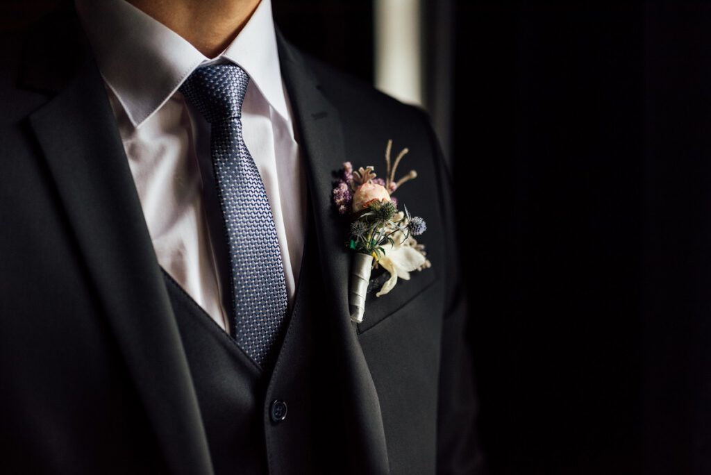 mucha czy krawat - mężczyzna w koszuli z krawatem