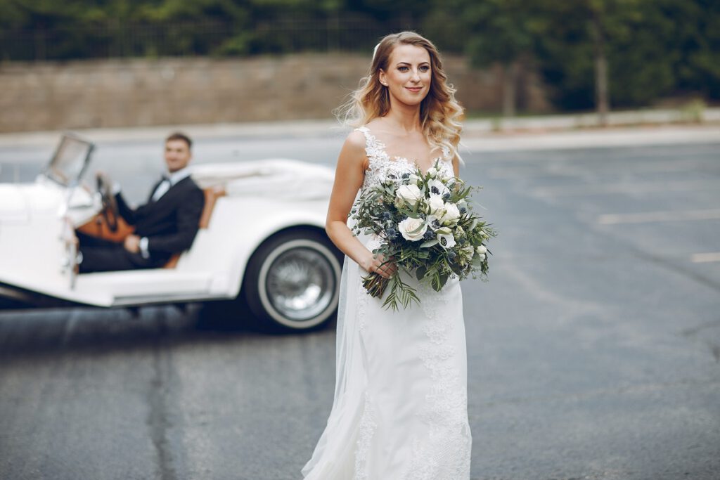 klasyczna suknia ślubna - panna młoda w białej sukni z bukietem kwiatów
