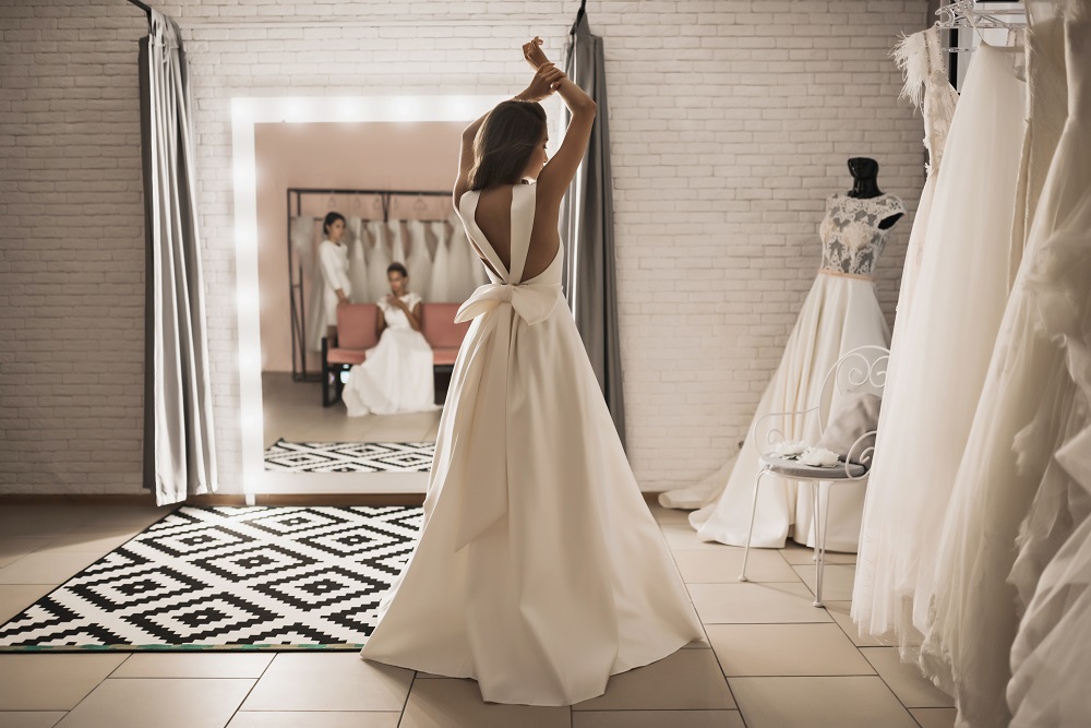 Materiał na suknię ślubną - panna młoda w białej satynowej sukni