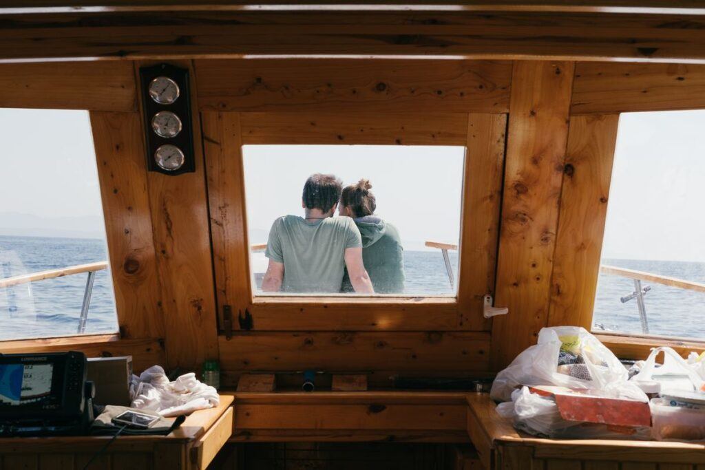 Kobieta i mężczyzna na łodzi robią quiz dla par