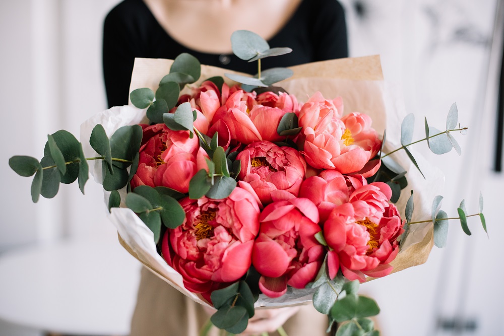 Kwiaty na zaręczyny - bukiet z czerwonych piwonii