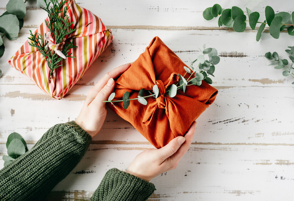 Jak zapakować prezent - materiałowe opakowanie prezentu