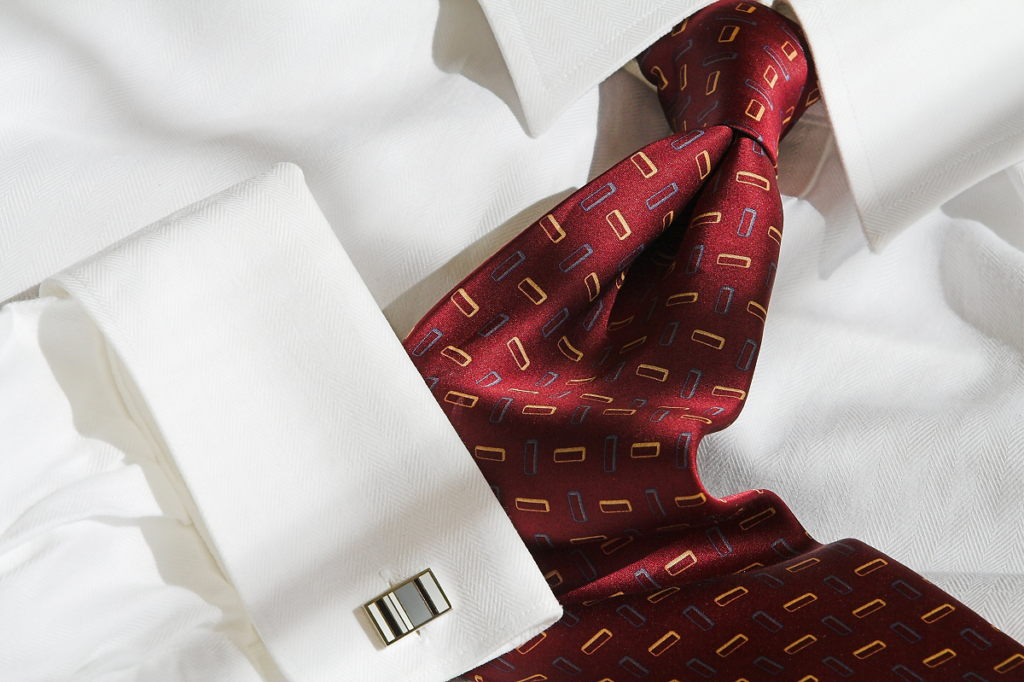 Wiązanie krawata - bordowy krawat 