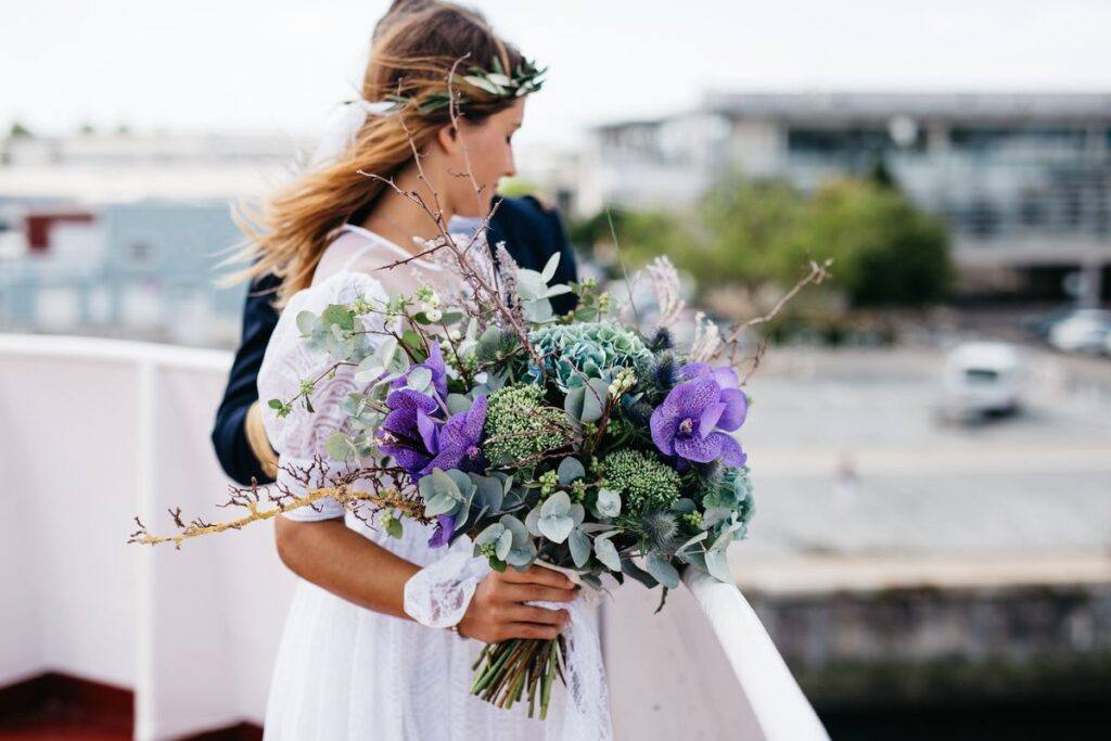 Bukiet ślubny rustykalny z fioletowymi kwiatami
