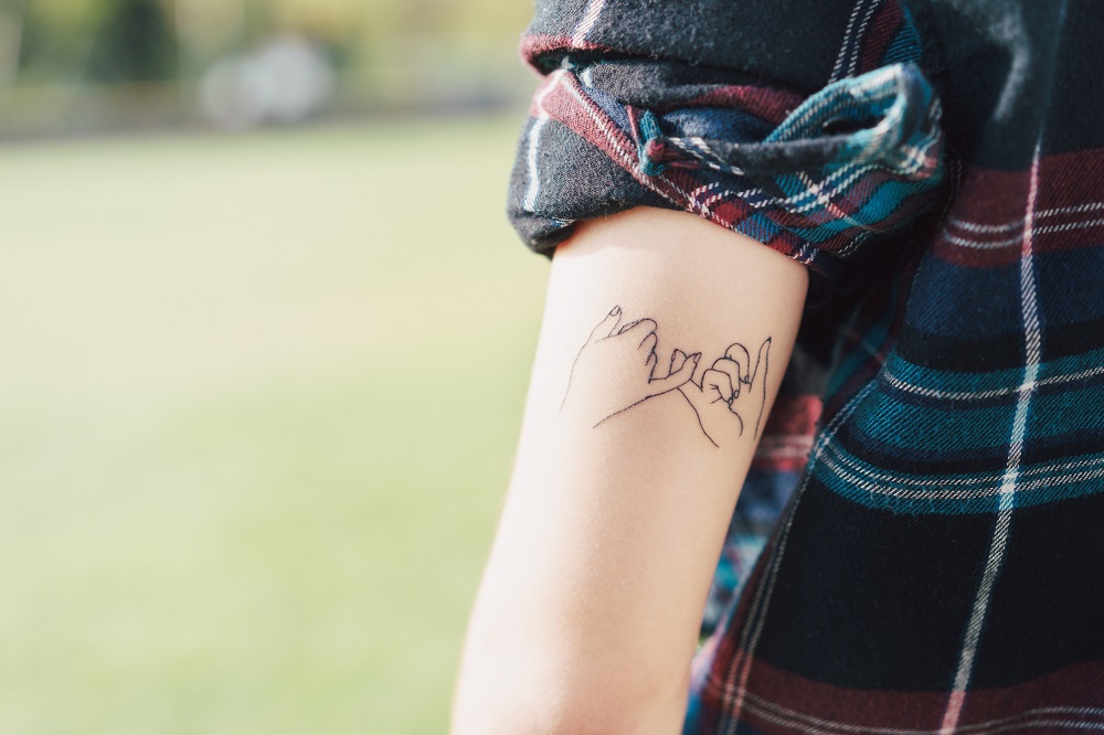 Tatuaż obrączka - delikatny tatuaż na przedramieniu.