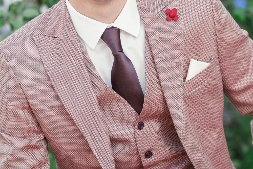 Wiązanie krawata - krawat do różowego garnituru