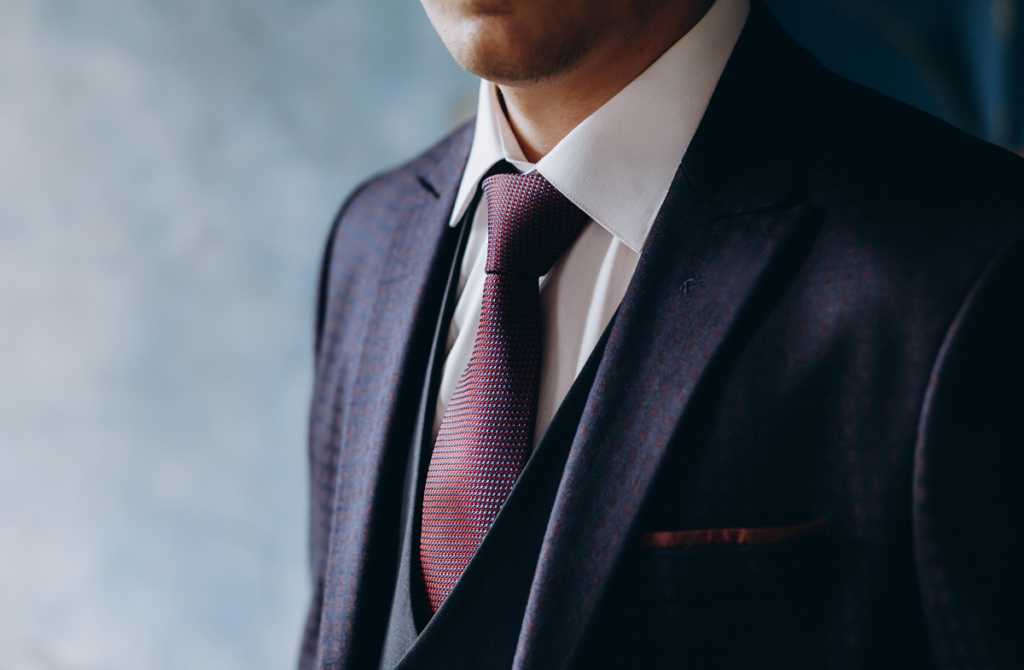 Wiązanie krawata - mężczyzna w garniturze 