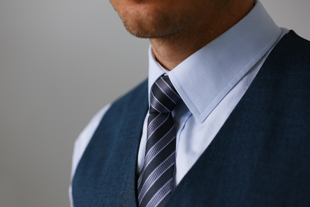 Wiązanie krawata - mężczyzna w kamizelce 