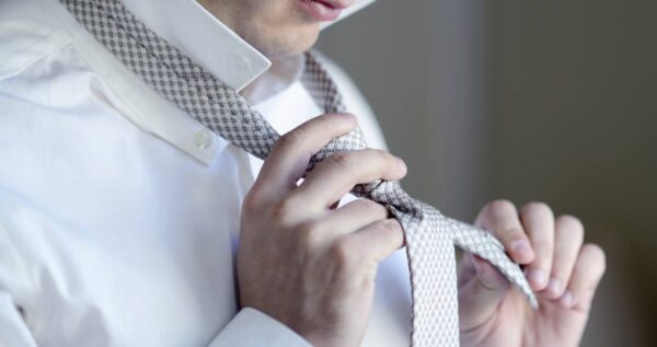 Wiązanie krawata na kilka sposobów. Sprawdź, jak zawiązać krawat krok po kroku!