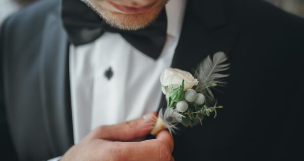 Butonierka ślubna – poznaj ten ponadczasowy dodatek pana młodego🤵