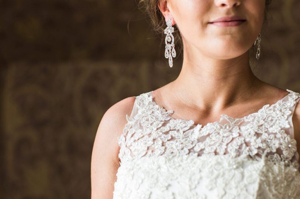 Klipsy ślubne – biżuteria, która podkreśli twój styl i doda blasku ślubnej stylizacji