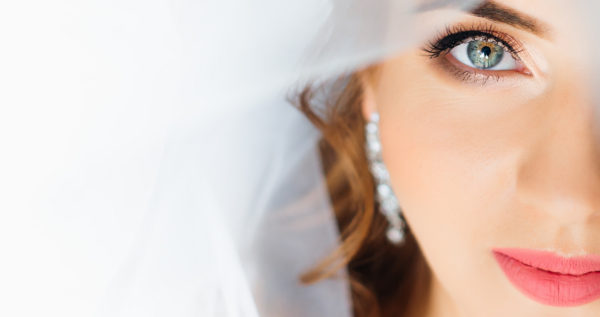 Klipsy ślubne – biżuteria, która podkreśli Twój styl i doda blasku ślubnej stylizacji