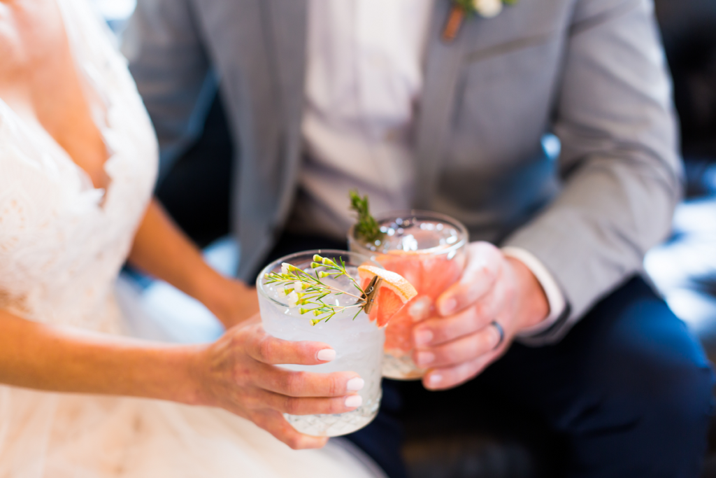 Najpopularniejsze drinki na wesele – sprawdź, których nie może zabraknąć w Waszej karcie drinków 🍸!