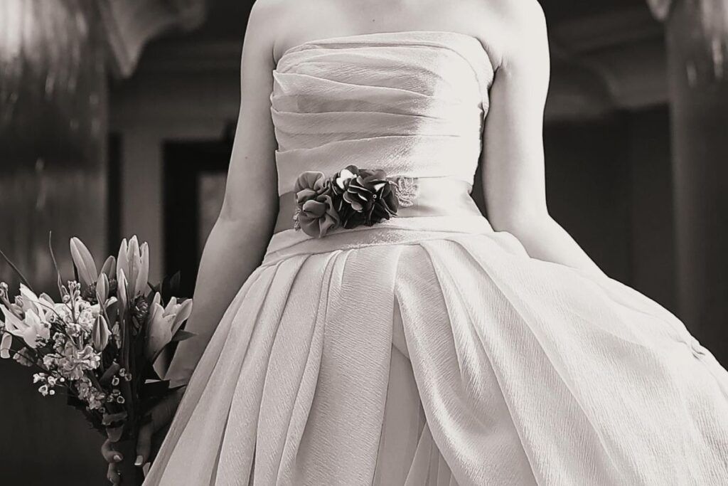 Pas do sukni ślubnej z kwiatami