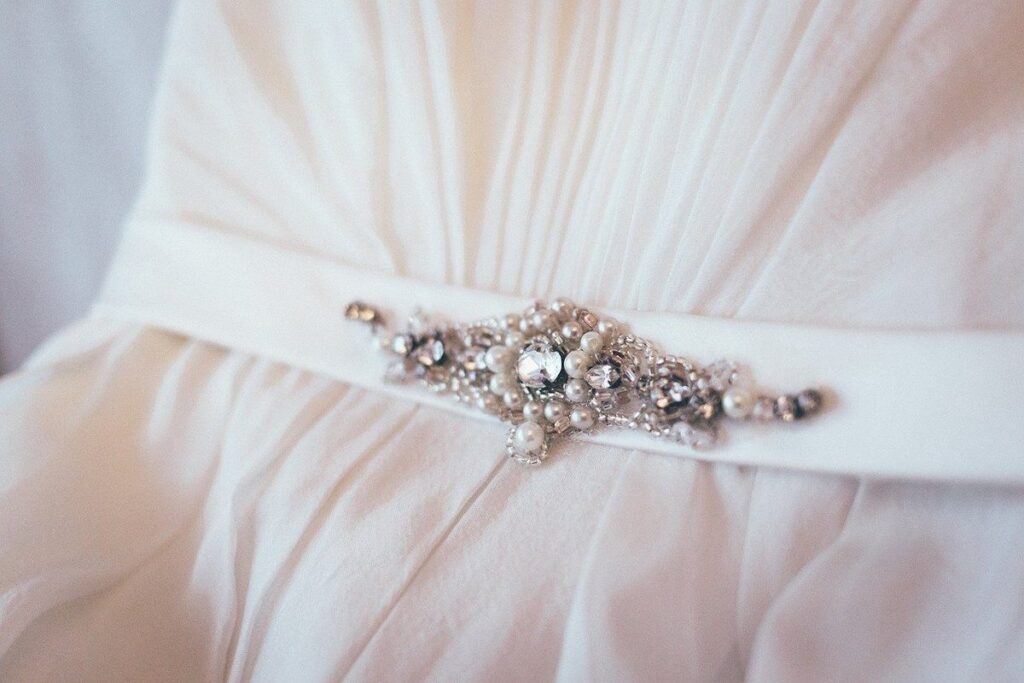Pas do sukni ślubnej – ten piękny dodatek doskonale podkreśli twoją talię!