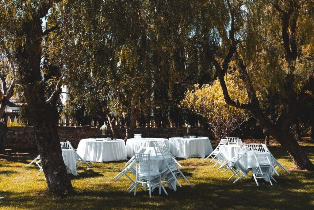 Złożone stoły na wesele w ogrodzie