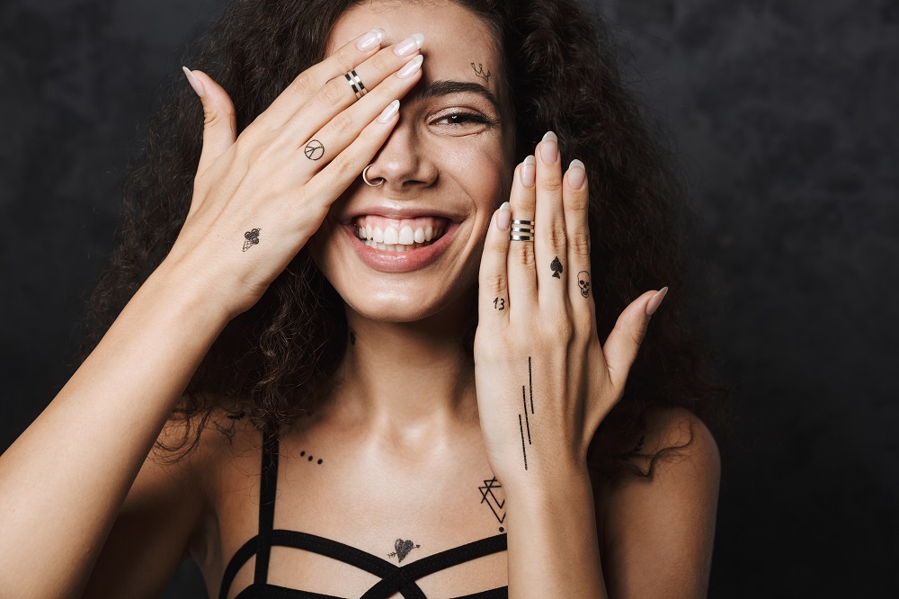 Tatuaż obrączka - młoda kobieta z tatuażami na dłoniach