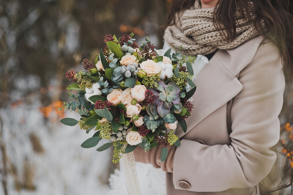 Zimowy bukiet ślubny z bawełny, róż i eukaliptusa.