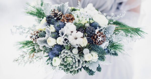 Zimowy bukiet ślubny dla zimowej panny młodej! Jakie kwiaty wybrać?