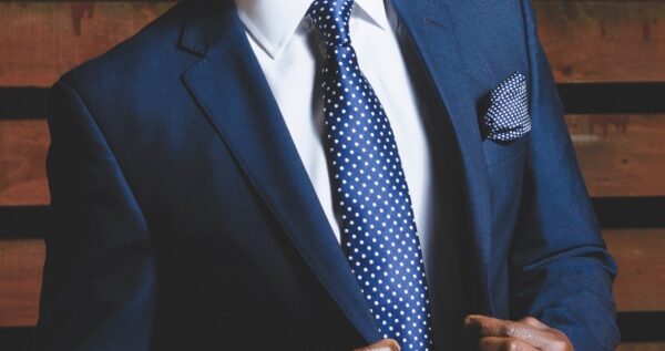 Jaki krawat do granatowego garnituru jest idealny? Oto kolory, wzory i fasony, które nie zawodzą