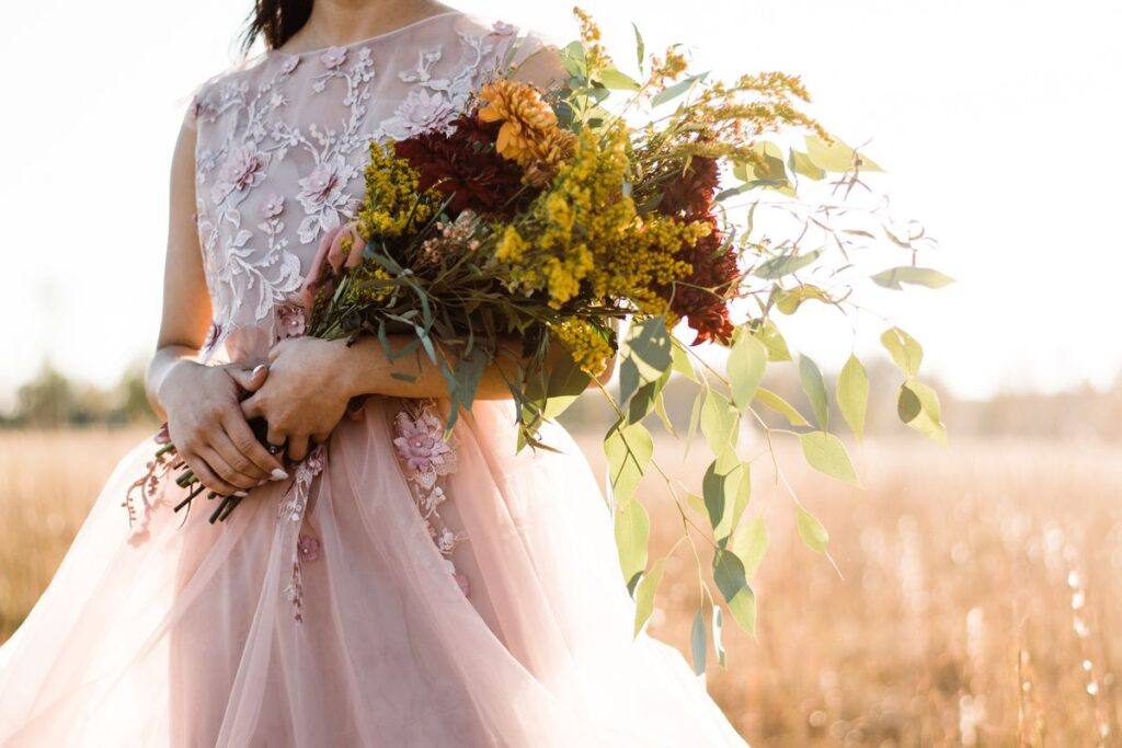 Różowa suknia ślubna – bądź nietuzinkową i niezwykle kobiecą panną młodą!