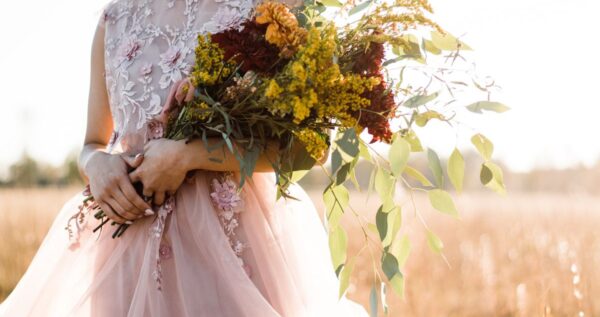 Różowa suknia ślubna – bądź nietuzinkową i niezwykle kobiecą panną młodą!