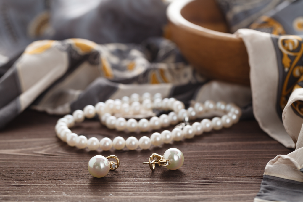 Perły na ślub - kolczyki i naszyjnik perłowy idealnie korespondujący z suknią ślubną 
