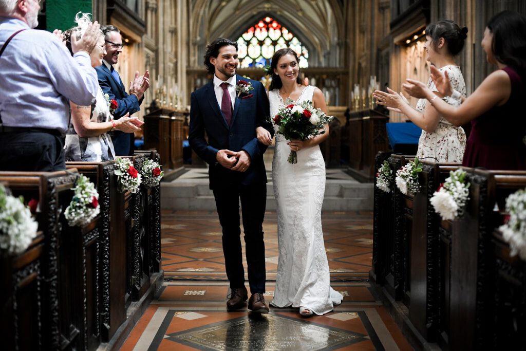 ślub w innej parafii - nowożeńcy wychodzą z kościoła po ceremonii