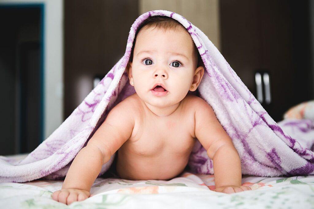 Imiona dla dziewczynek - dziecko w ręczniku na głowie
