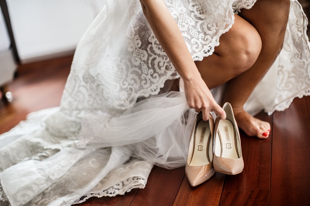sennik przygotowania do ślubu - panna młoda wkładająca buty ślubne