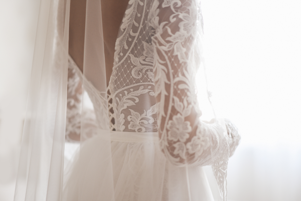 Suknia ślubna odkryte plecy - panna młoda w koronkowej sukni ślubnej 