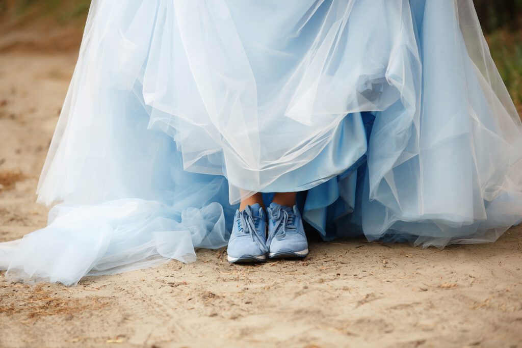 trampki ślubne - panna młoda w niebieskich adidasach