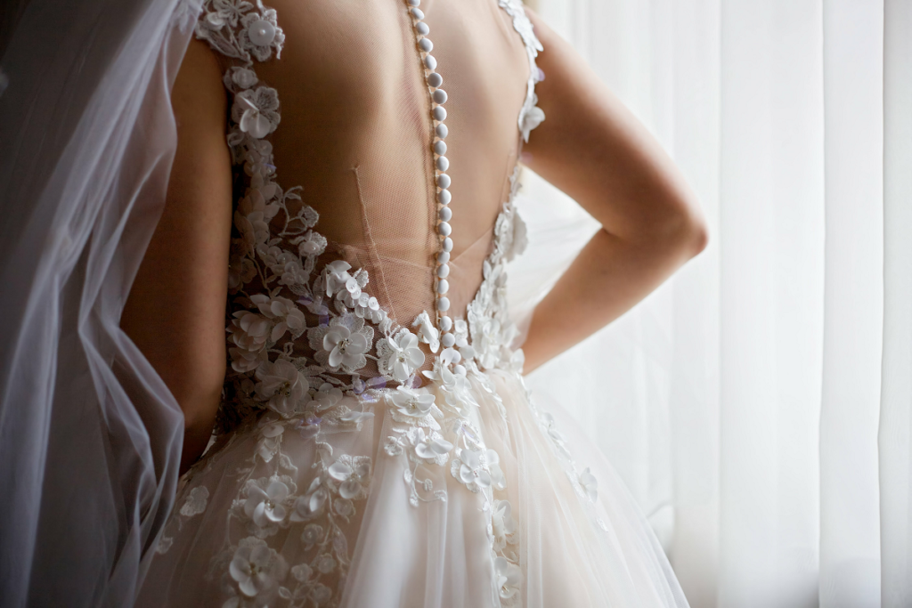 Suknia ślubna odkryte plecy - panna młoda w sukni z koronkowym dekoltem na plecach