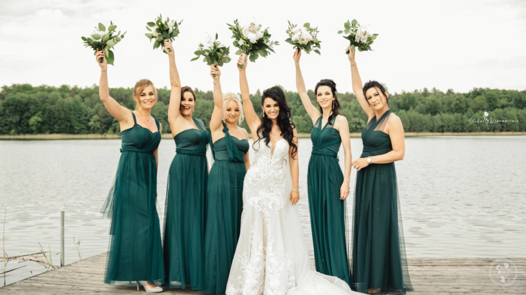 Druhny na ślubie - panna młoda i druhny w zielonych sukienkach 