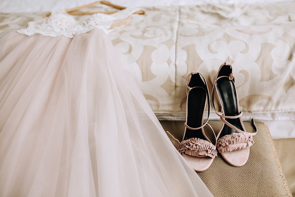 sennik przygotowania do ślubu - suknia ślubna i buty