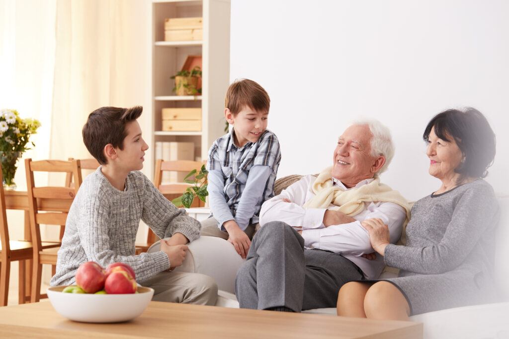 wspólne spędzanie czasu wnuków z babcią i dziadkiem