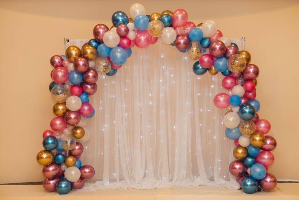 łuk ślubny z balonów jako dekoracja sali weselnej