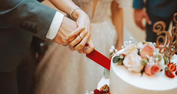 Piosenka na tort weselny – jaką wybrać, aby idealnie pasowała do motywu i stylu wesela?