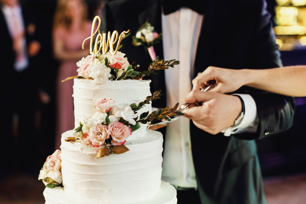Piosenka na tort weselny - nowożeńcy krojący tort z kwiatami