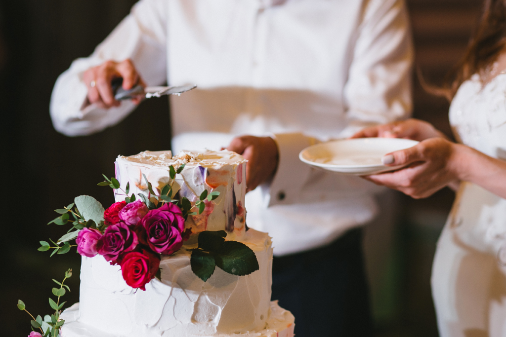 Piosenka na tort weselny - para młoda krojąca tort na weselu