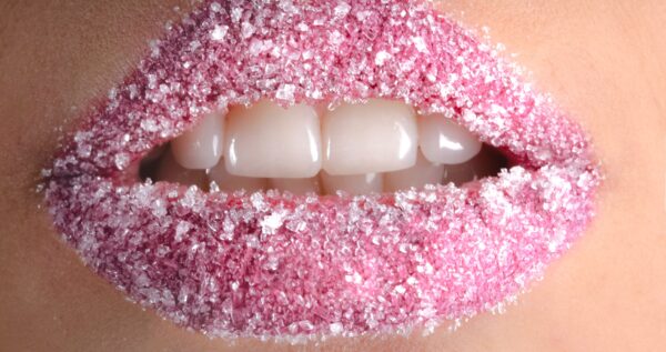 Domowy peeling do ust? Sprawdź prosty sposób na zdrowe i zadbane usta