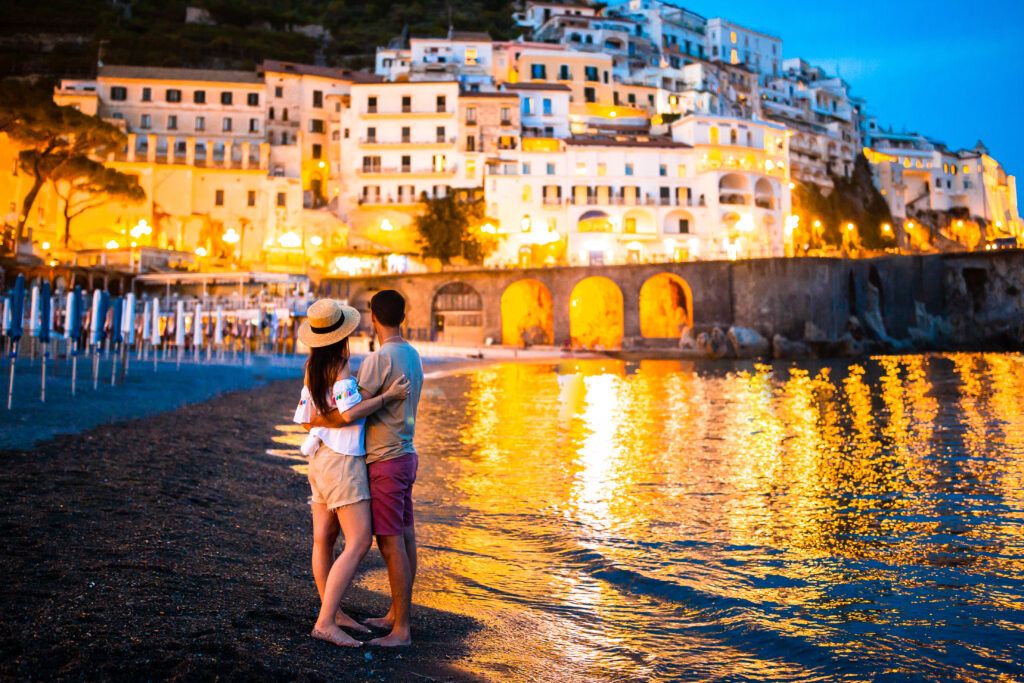 Szczęśliwa para na Wybrzeżu Amalfitańskim - w idealnym miejscu na ślub we Włoszech