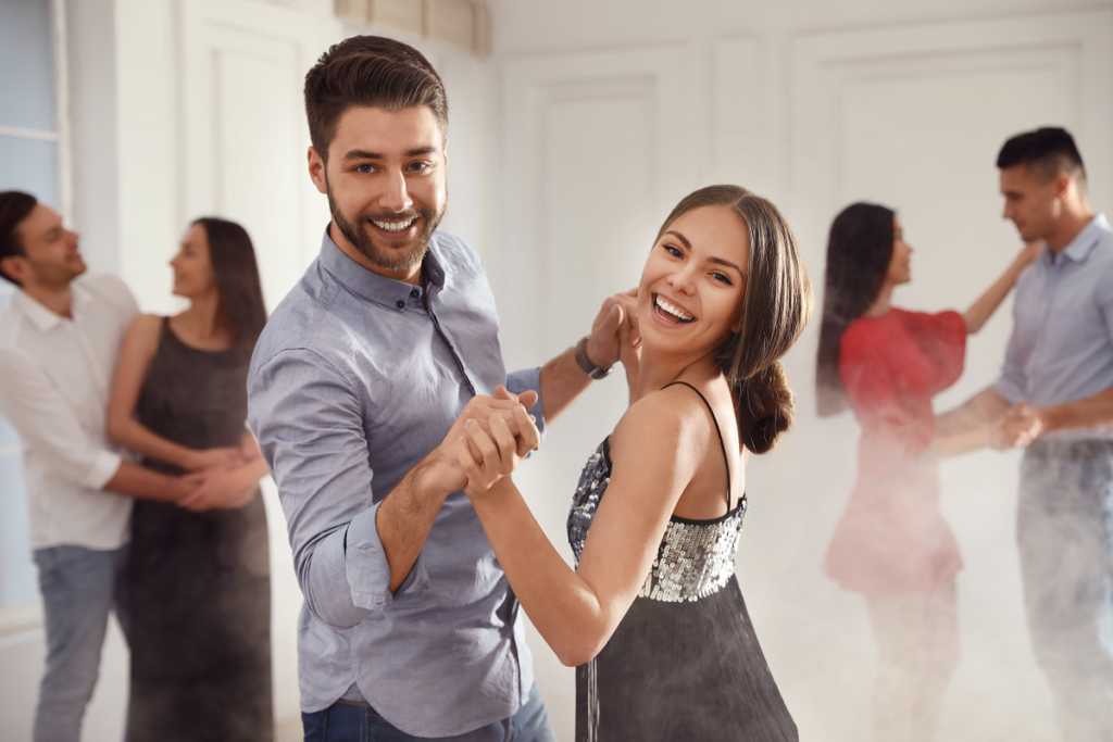 Jak nauczyć się tańczyć - para tańcząca podczas domówki