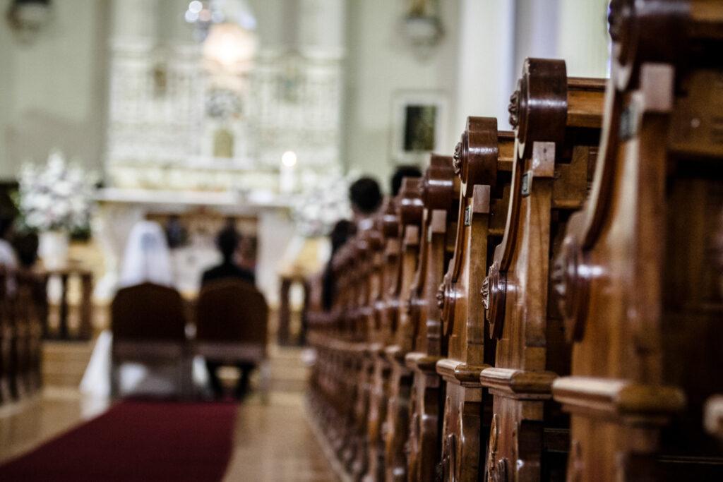 Para młoda w kościele podczas ceremonii zaślubin - nowe zasady ślubu kościelnego 