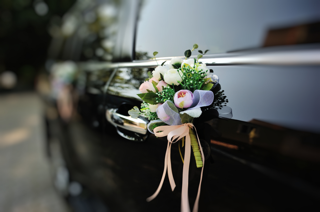 Samochód do ślubu - dekoracje z kwiatów 