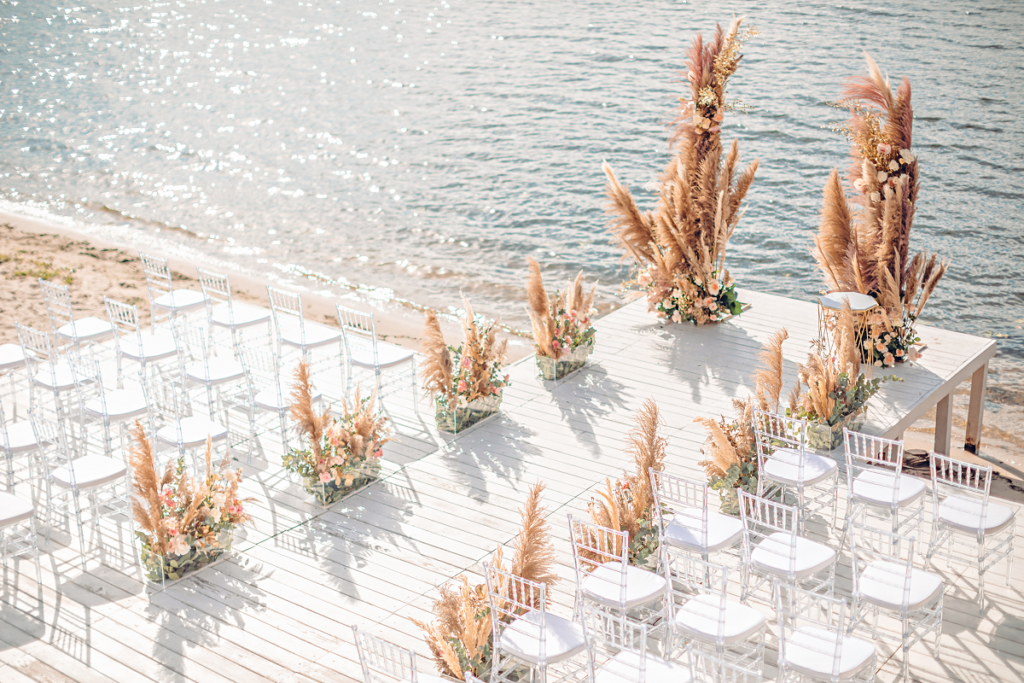 Ślub na plaży - dekoracje z trawy pampasowej