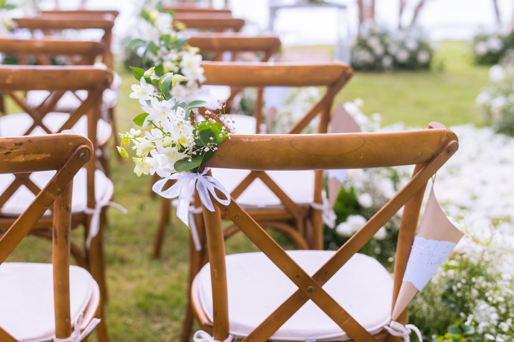 Ślub na plaży - ozdobione drewniane krzesła
